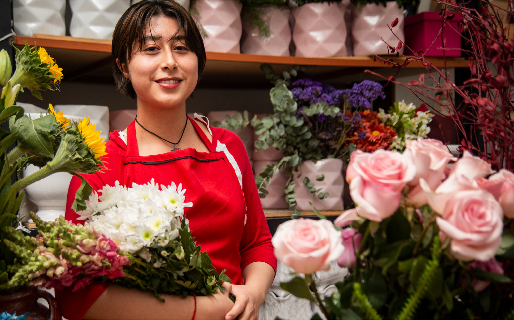 Mujer trabajando en una florería